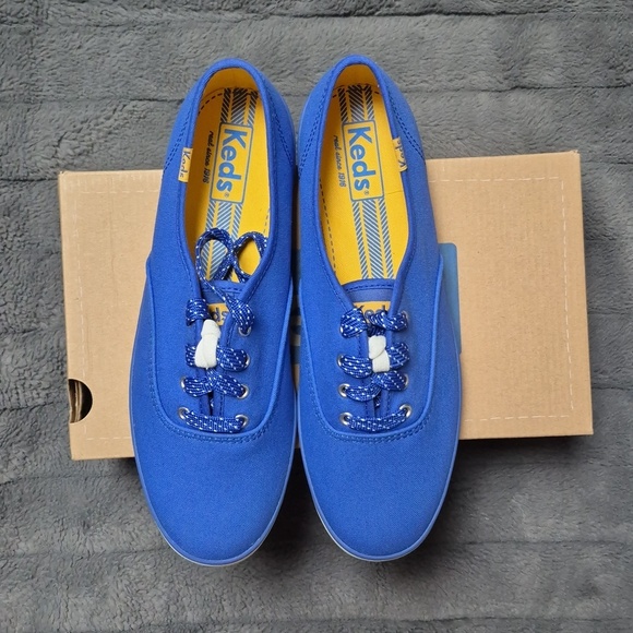 Keds Blue Size 8 Sneakers With 2 Sets Of Laces, New In Box - Picture 2 of 9